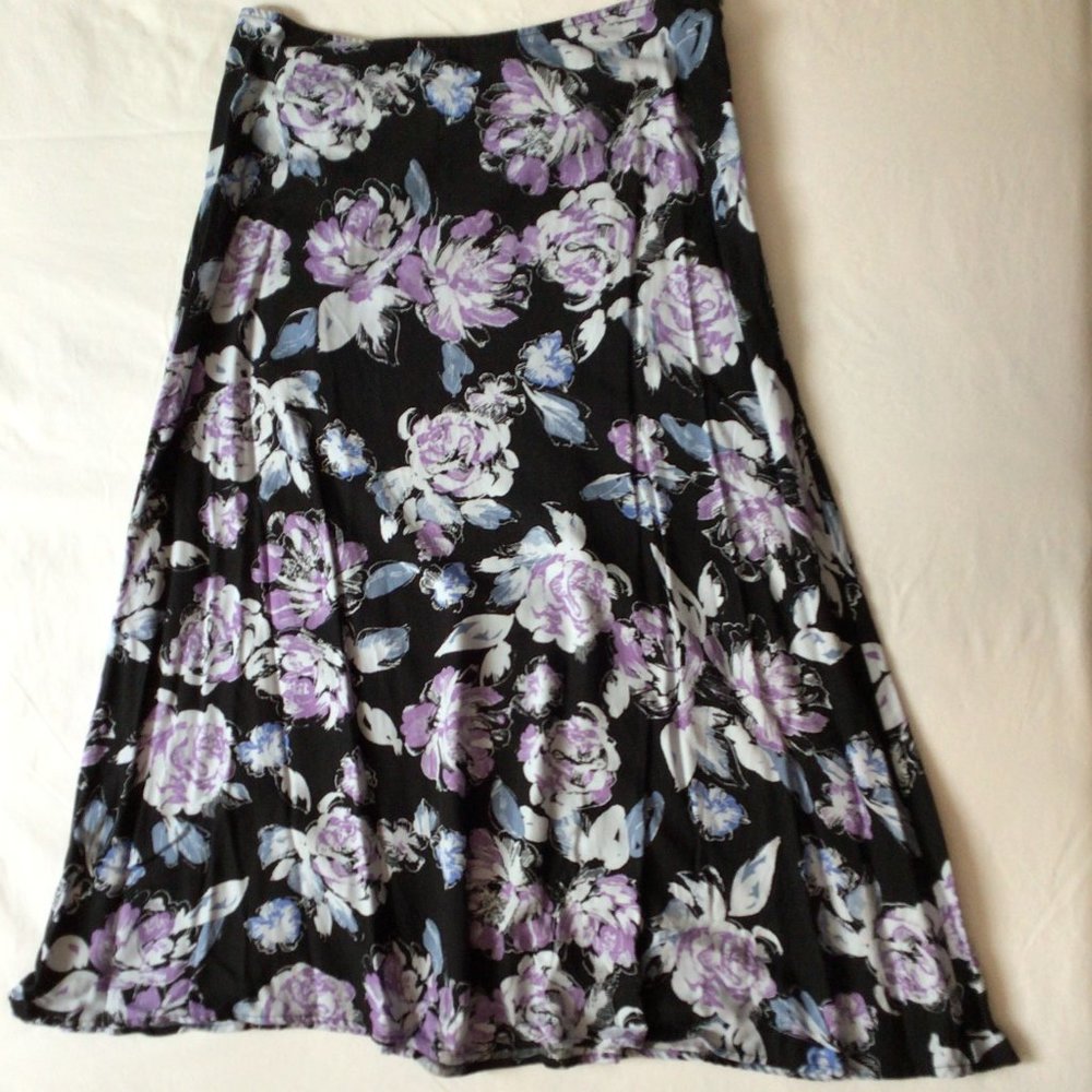 Croft & Barrow - Purple, blue & white floral skirt with black background - Picture 5 of 9